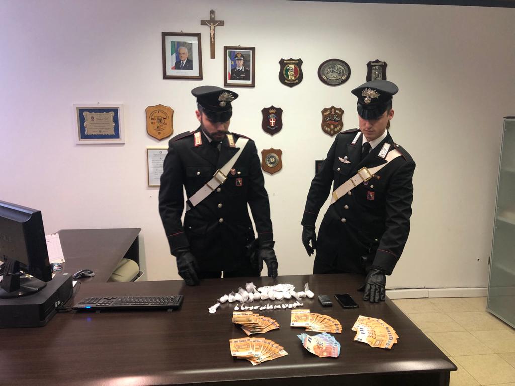 Commerciava droga in casa, i vicini chiamano i Carabinieri