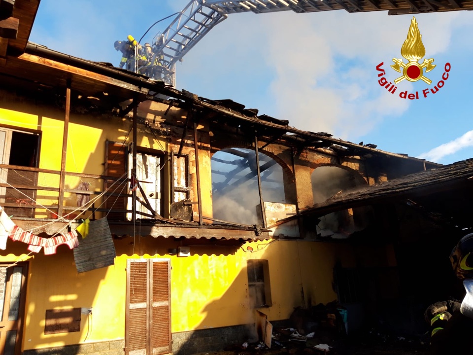 Incendio in abitazione, vigili del fuoco impegnati a spegnere il rogo
