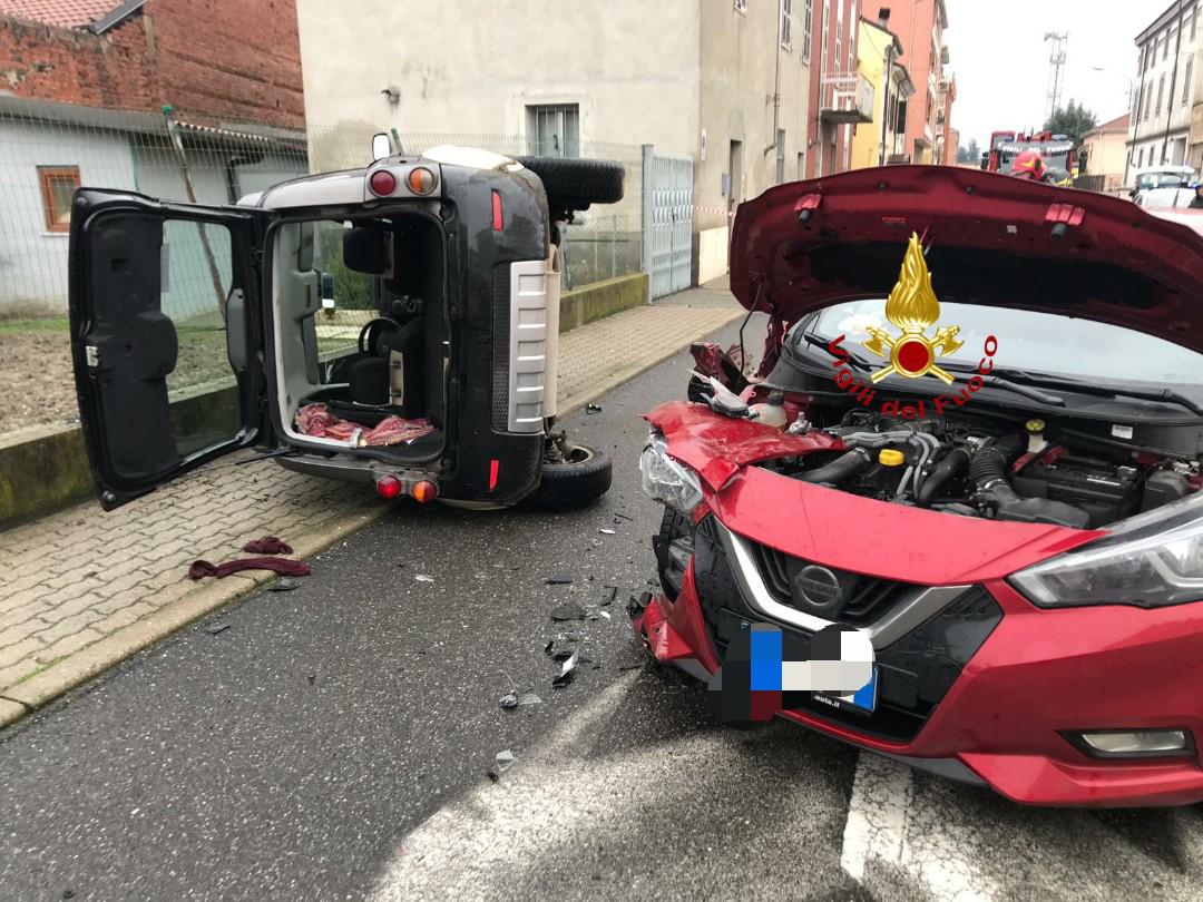 Incidente stradale: una persona incastrata in auto. I soccorsi