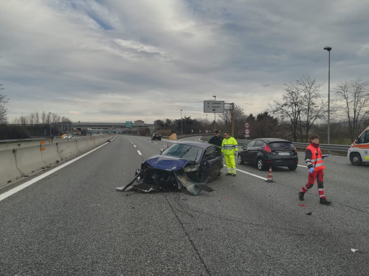 Incidente grave in tangenziale, ragazza sbalzata fuori dall’auto: è grave LE FOTO