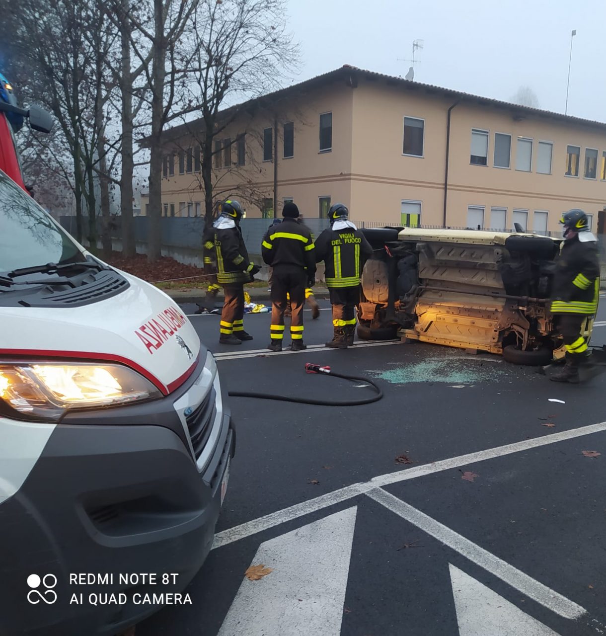 Auto si ribalta in via Costa a Chivasso, un giovane ferito