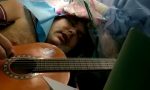 Intervento al cervello da sveglio, il paziente suona anche la chitarra I VIDEO