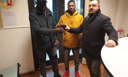 Trovano un portafoglio pieno e lo restituiscono, il proprietario li "premia"