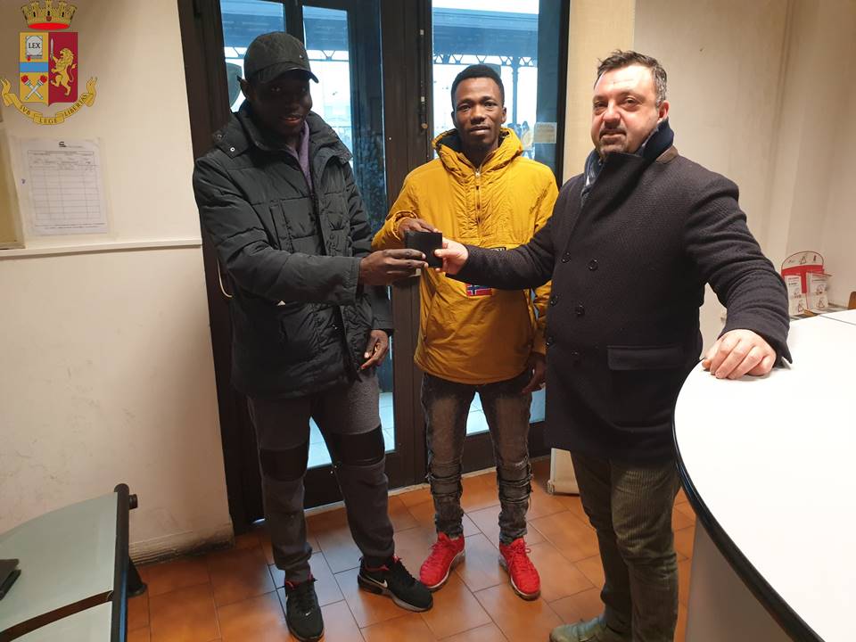Trovano un portafoglio pieno e lo restituiscono, il proprietario li “premia”