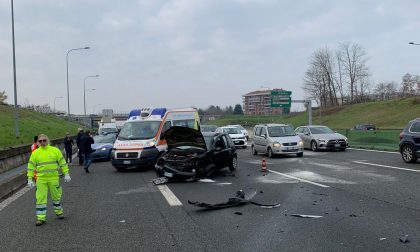Scontro tra due auto in tangenziale a Venaria, due feriti