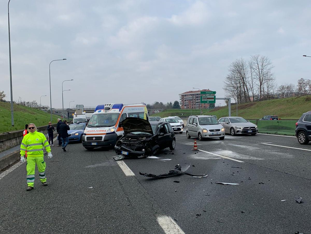 Scontro tra due auto in tangenziale a Venaria, due feriti