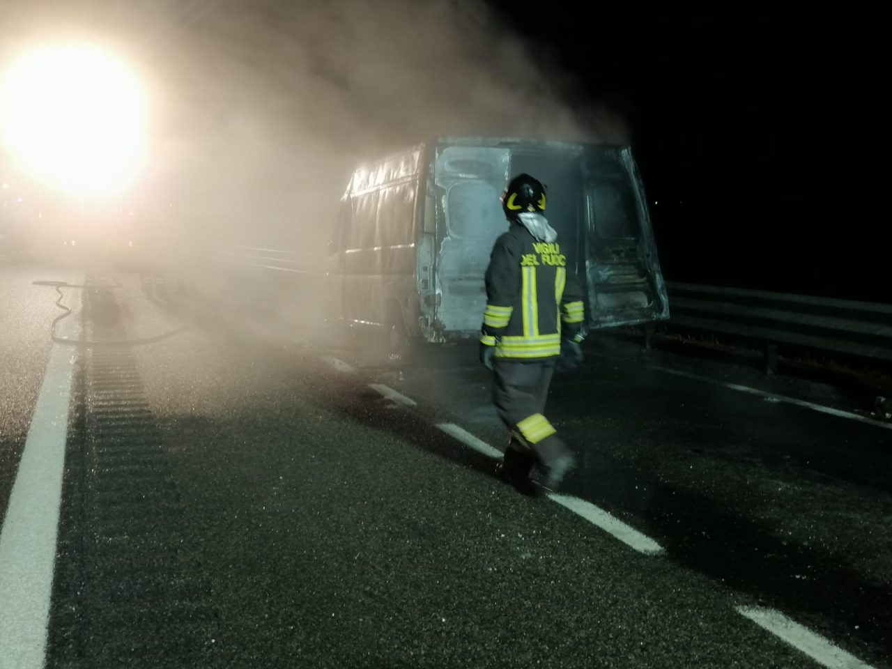 Furgone prende fuoco sulla A 4 a Brandizzo