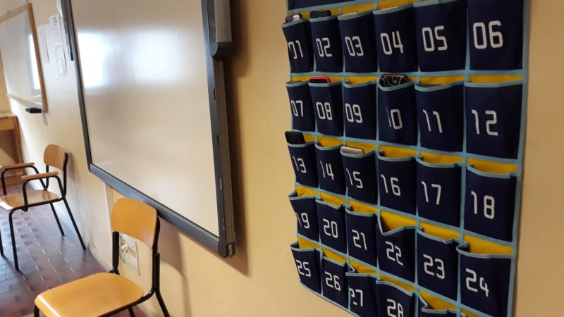 Cellulari appesi come cappotti in aula