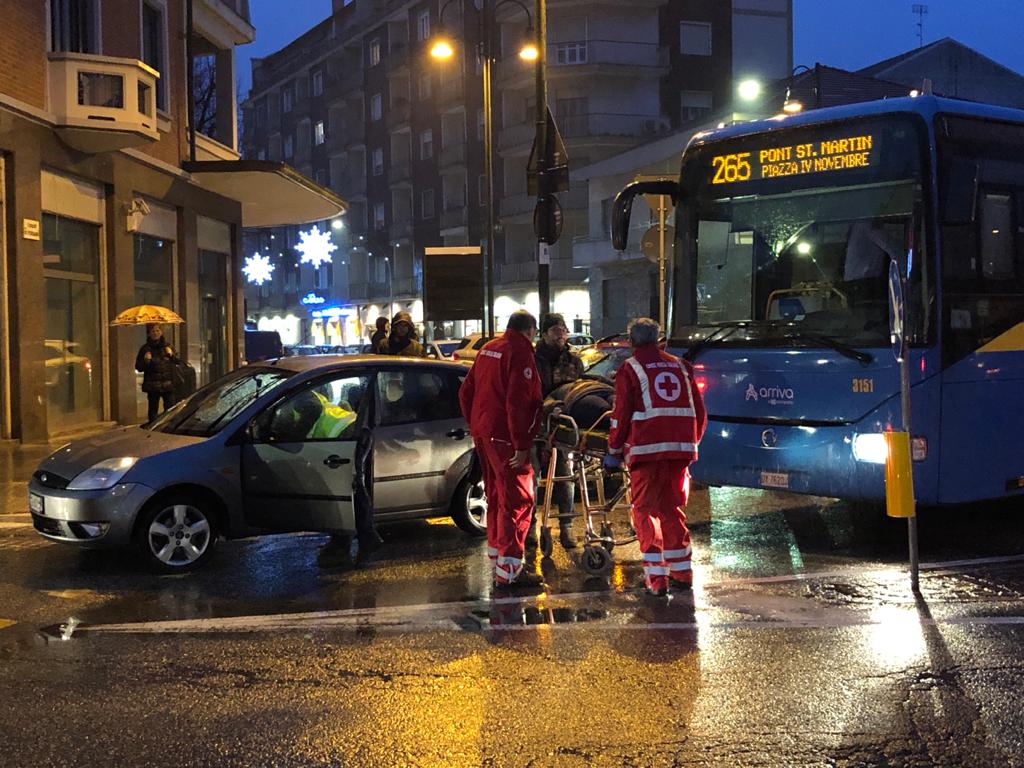 Scontro tra due auto a Chivasso: donna ferita e traffico in tilt