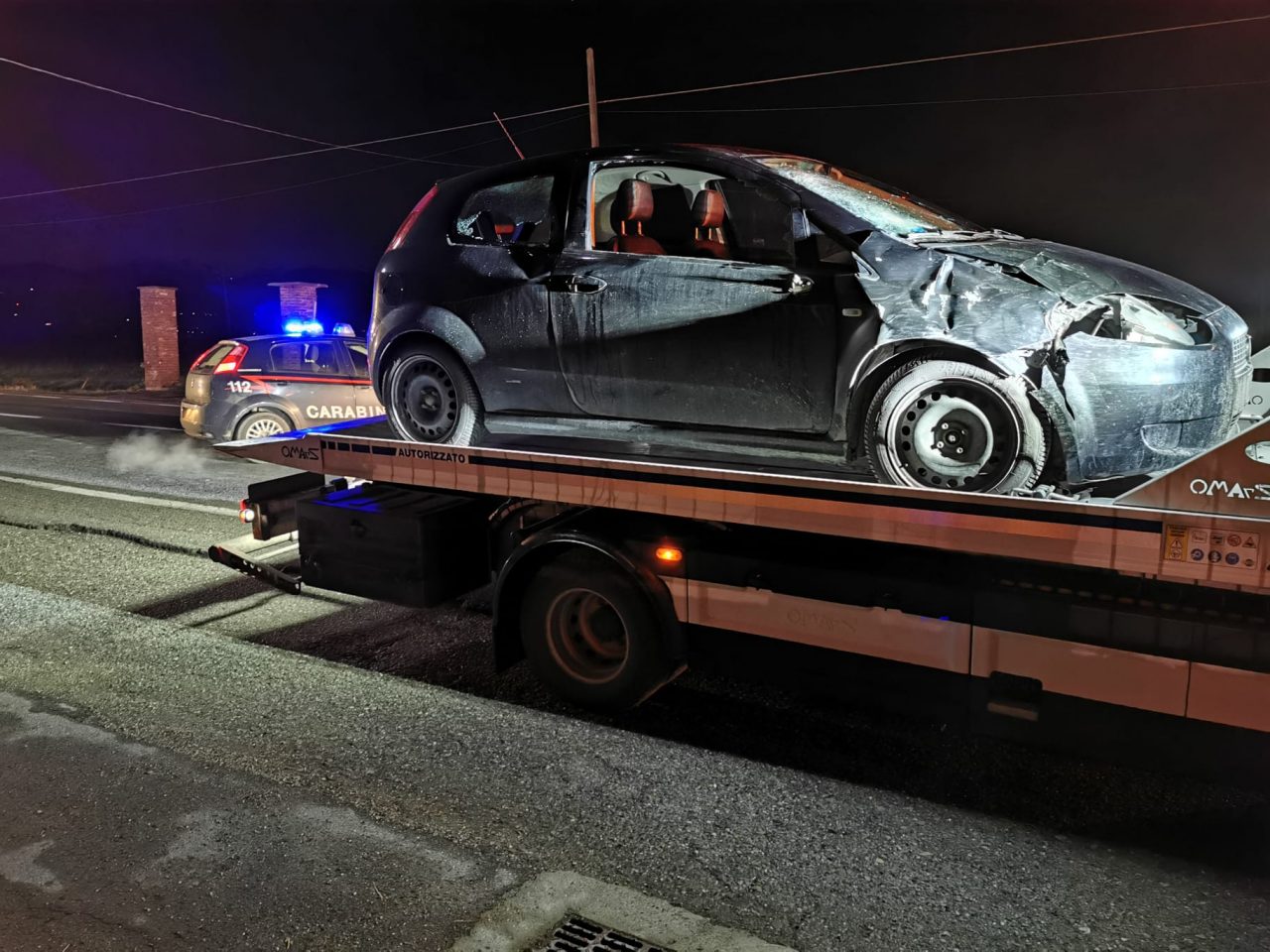 Giovane muore investito mentre cammina a bordo strada