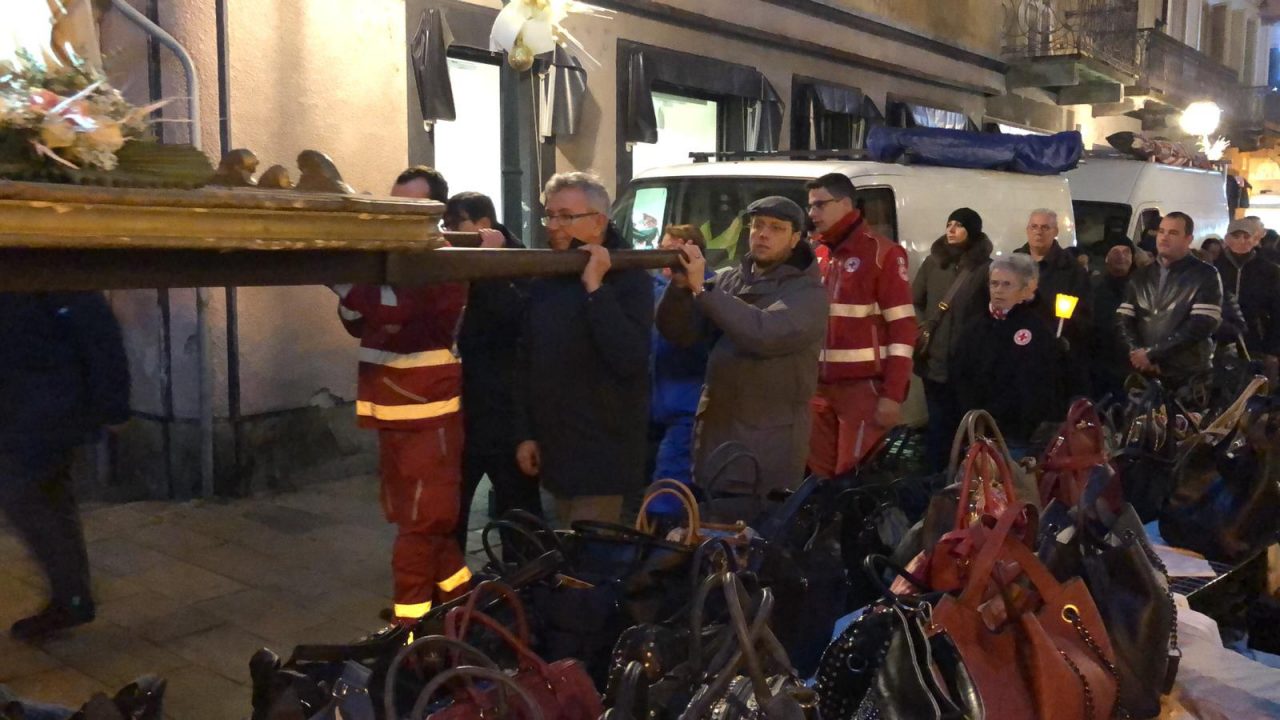 Fiaccolata religiosa tra le bancarelle del mercato a Chivasso I VIDEO