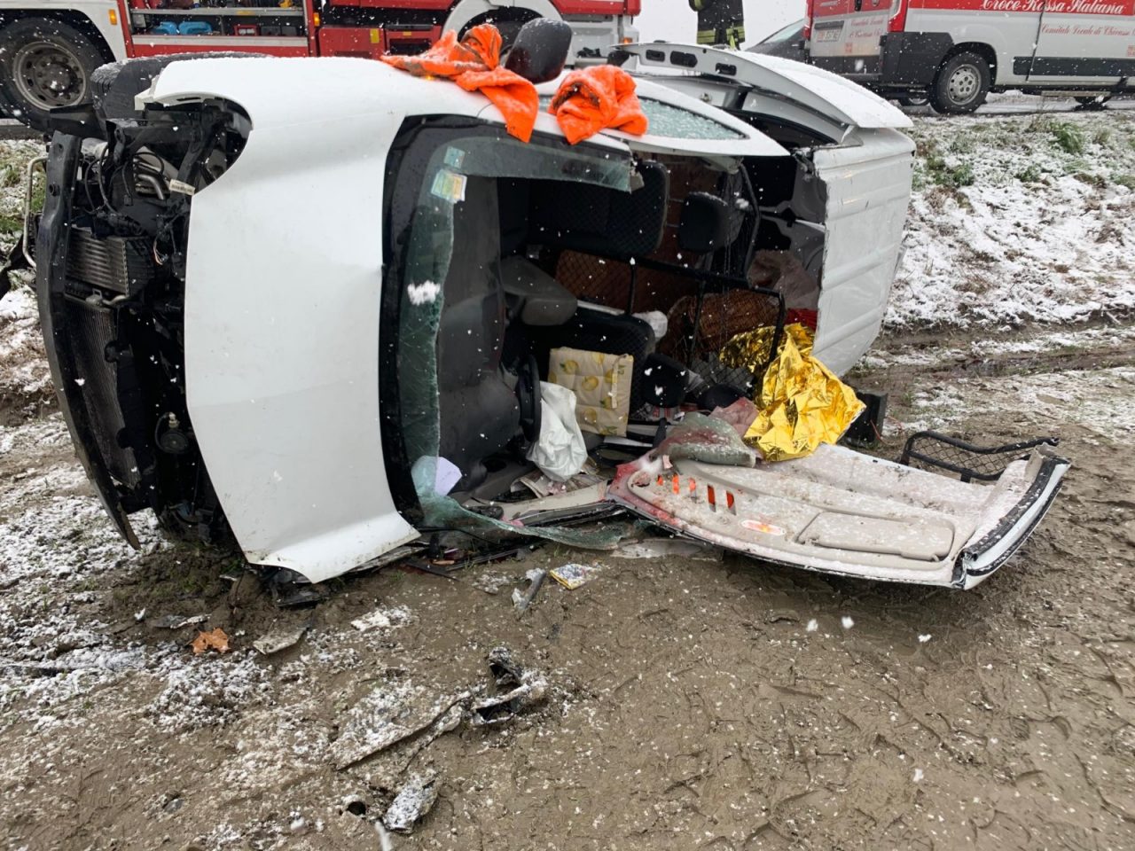 Auto fuori strada a Crescentino: due anziani feriti
