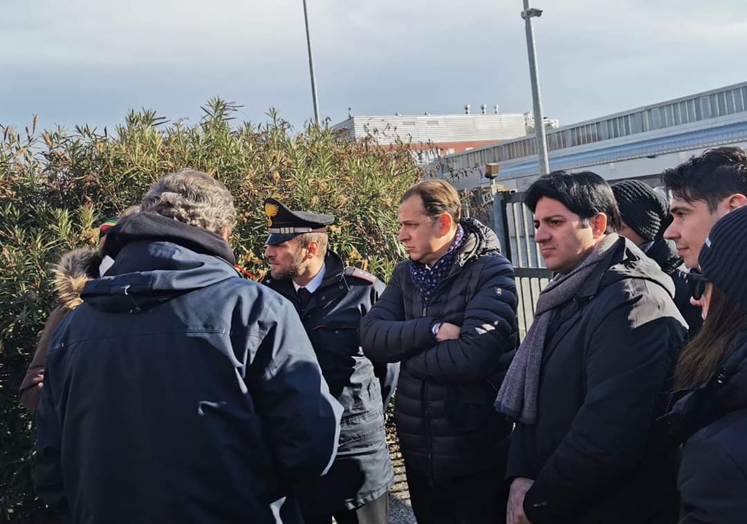 L’onorevole Giacometto al presidio dei lavoratori Martor