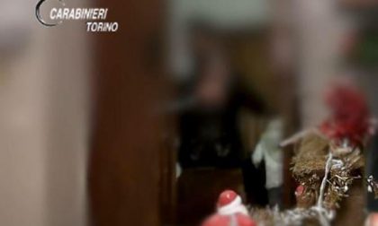 Ladro ruba in una casa e prima di uscire manda un bacio al presepe