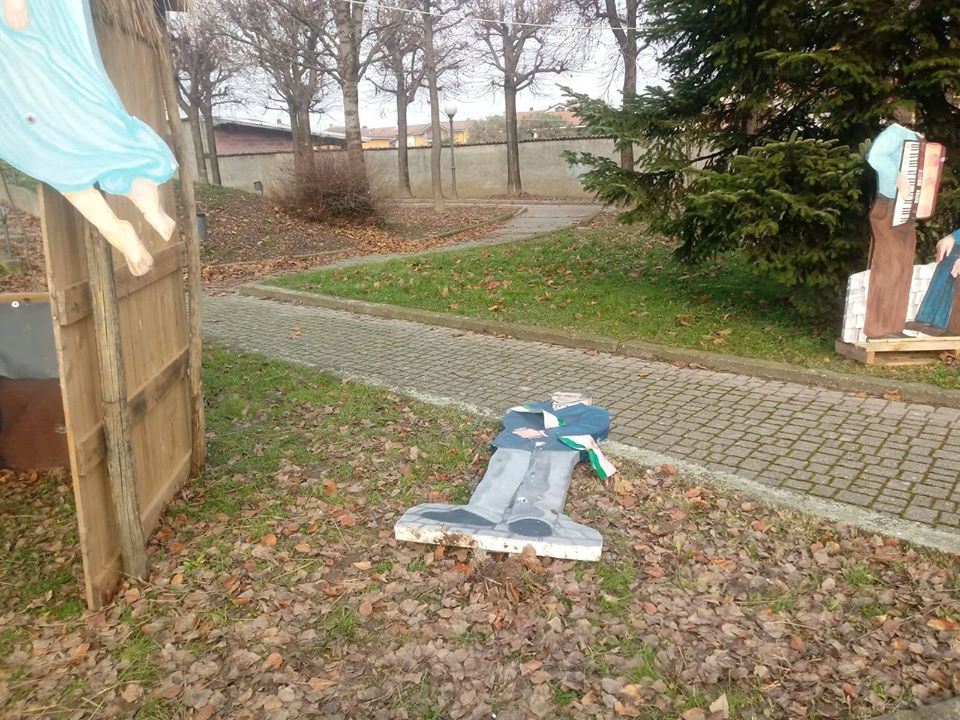 Vandali rompono le statue del presepe