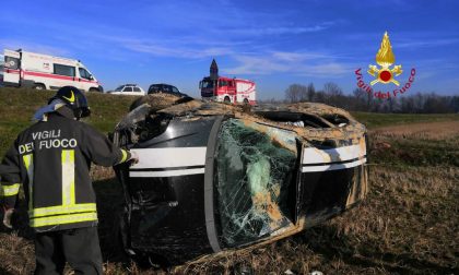 Auto si ribalta con due giovani a bordo