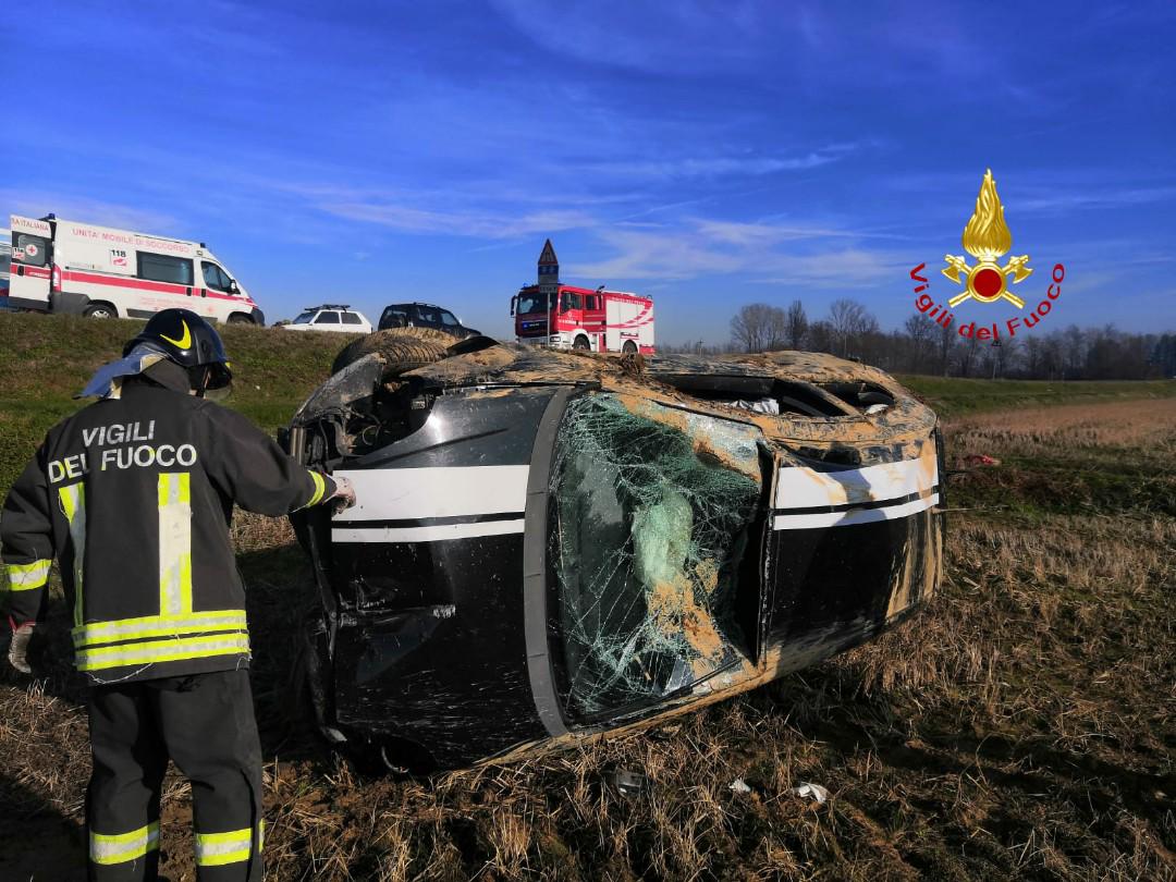 Auto si ribalta con due giovani a bordo