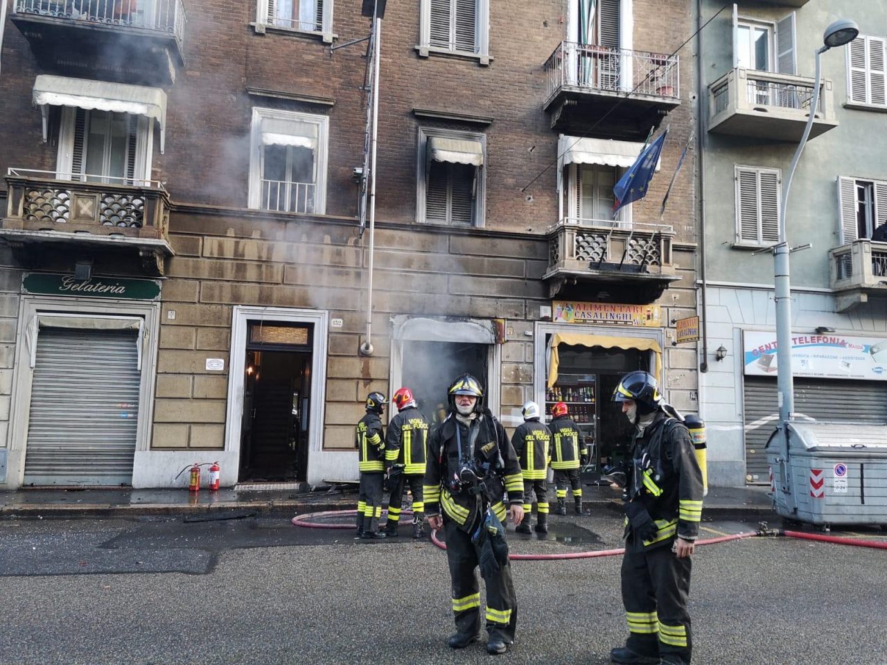 Incendio in un negozio: evacuato un palazzo LE FOTO