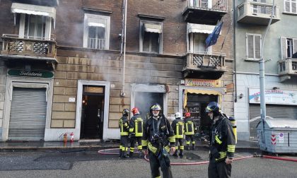 Incendio in un negozio: evacuato un palazzo LE FOTO