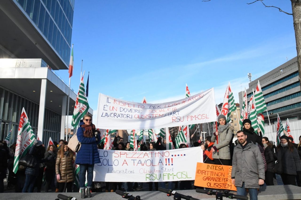 Crisi Olisistem: sciopero sotto il grattacielo Intesa Sanpaolo. Sono un centinaio i lavoratori dello stabilimento di Settimo Torinese nel presidio a Torino.