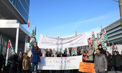 Crisi Olisistem: sciopero sotto il grattacielo Intesa Sanpaolo