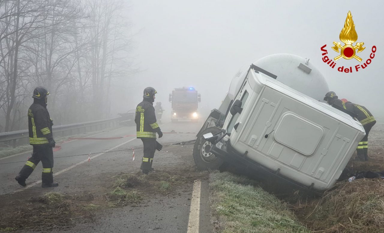 Si ribalta autocisterna di Gpl: operazioni in corso e strada chiusa