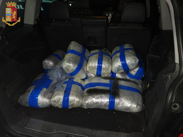 Operazione antidroga, nel bagaglio di un’auto trovati 26 chili di marjiuana