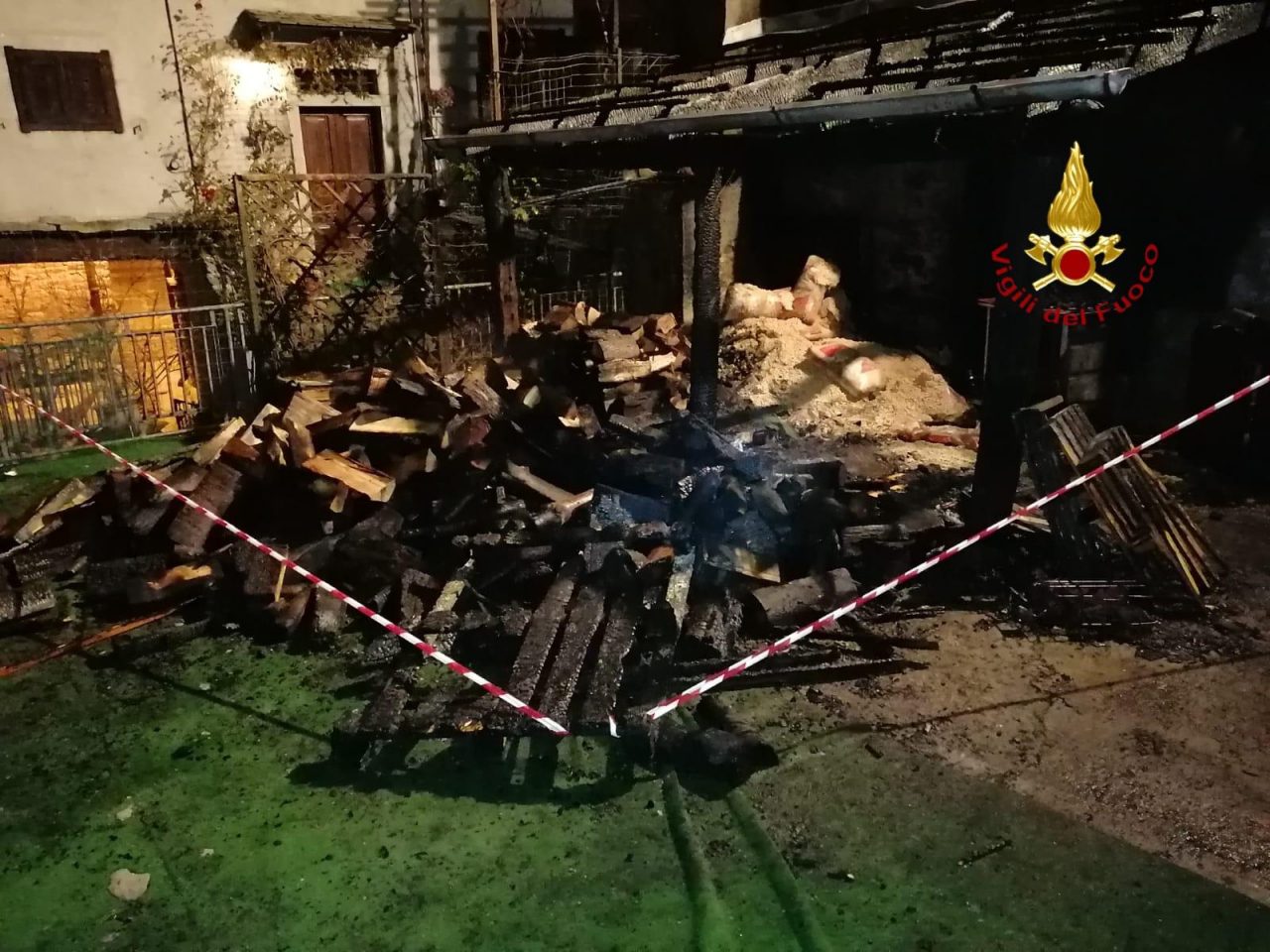Legnaia a fuoco nella notte