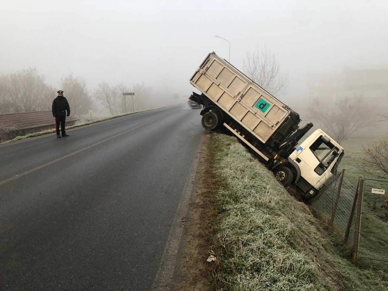 Camion fuori strada sulla provinciale 590