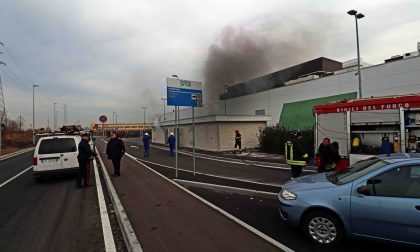 Incendio a Settimo Cielo, vigili del fuoco in azione e negozi chiusi