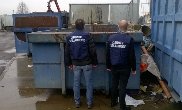 Smaltimento rifiuti, perquisizioni dei carabinieri negli stabilimenti