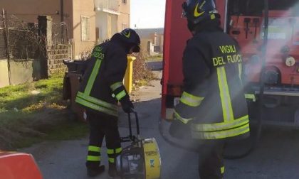 In fiamme una cantina: pericolo per i contatori elettrici