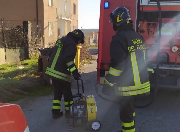 In fiamme una cantina: pericolo per i contatori elettrici