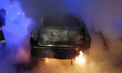 Auto in fiamme sull'autostrada in direzione Genova