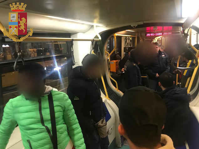 Controlli sui bus, scoperte 60 persone senza biglietto
