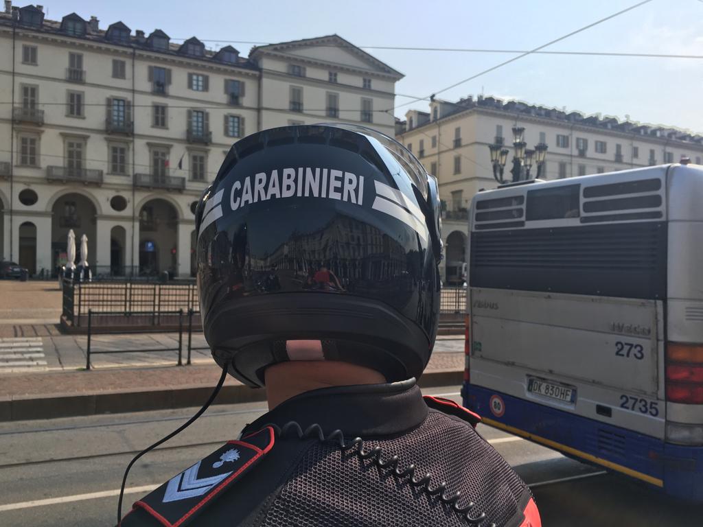 Ladro si arrampica su un balcone per svuotare un alloggio: arrestato IL VIDEO
