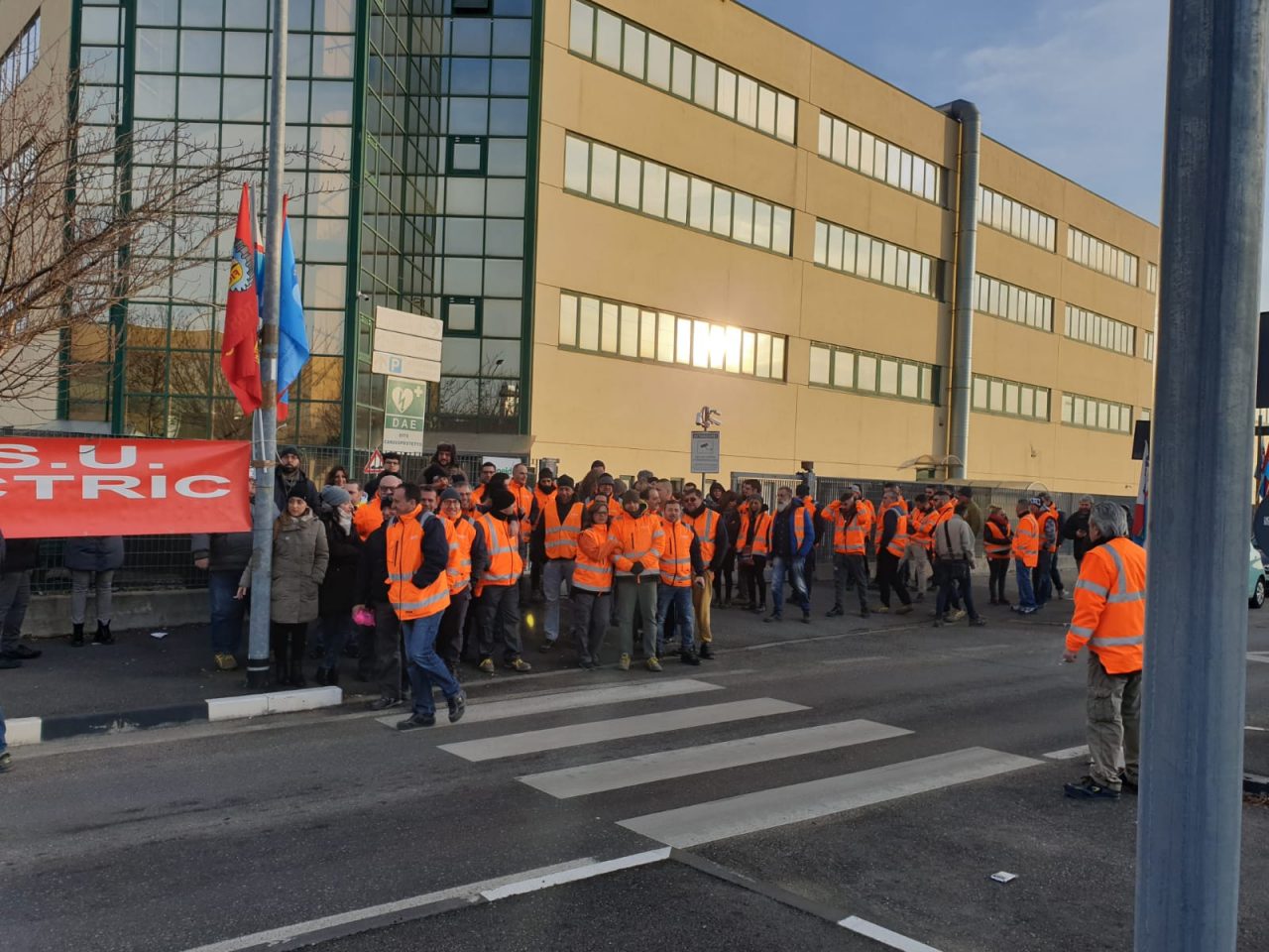 Sciopero lavoratori Schneider Eletric a Venaria, a rischio i posti di lavoro | FOTO