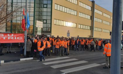 Sciopero lavoratori Schneider Eletric a Venaria, a rischio i posti di lavoro | FOTO