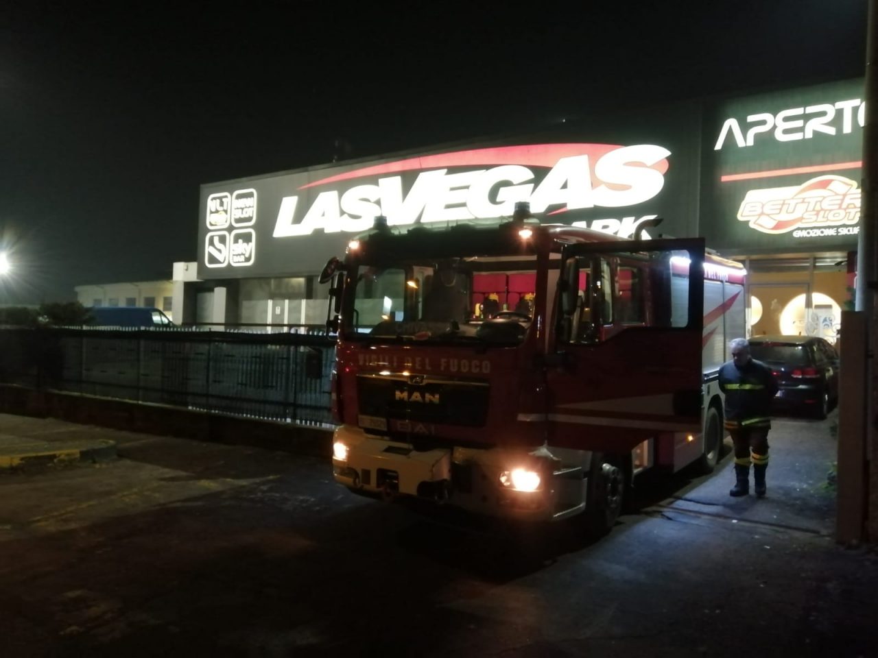 Fumo denso fuori dalla sala giochi Las Vegas di Chivasso