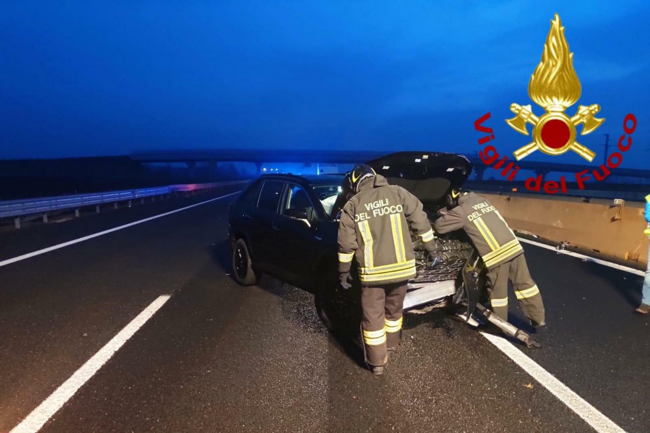Auto contro il guard rail sull’autostrada A4 Torino-Milano