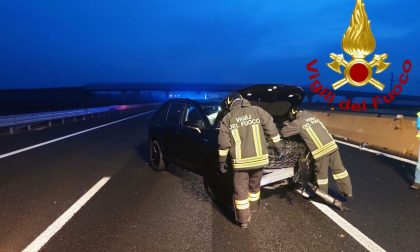 Auto contro il guard rail sull'autostrada A4 Torino-Milano