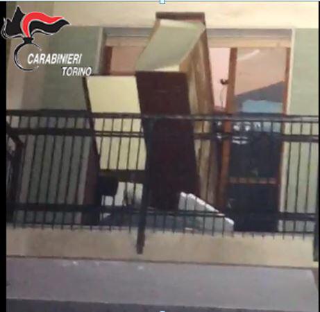 Nudo e agitato lancia mobili dal balcone | FOTO