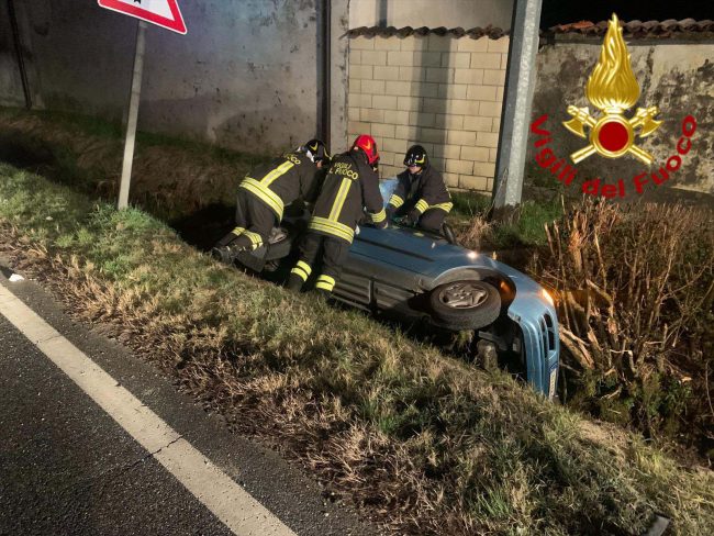 Auto fuori strada a Livorno Ferraris, una donna ferita