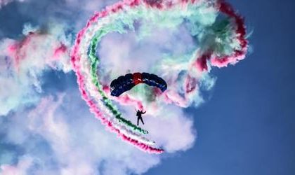 Coppa del Mondo di Sci. Lancio dei Carabinieri Paracadutisti del Centro Sportivo 1° Reggimento Tuscania