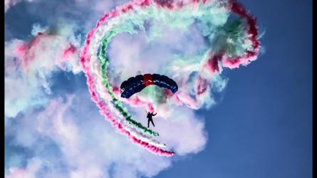Coppa del Mondo di Sci. Lancio dei Carabinieri Paracadutisti del Centro Sportivo 1° Reggimento Tuscania
