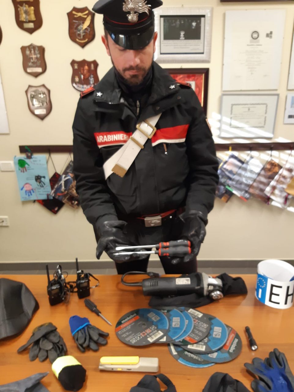 Cambiano colore all’auto per sfuggire ai carabinieri