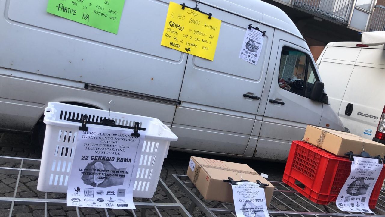 Protesta delle partite iva: tanti posti vuoti al mercato di Chivasso