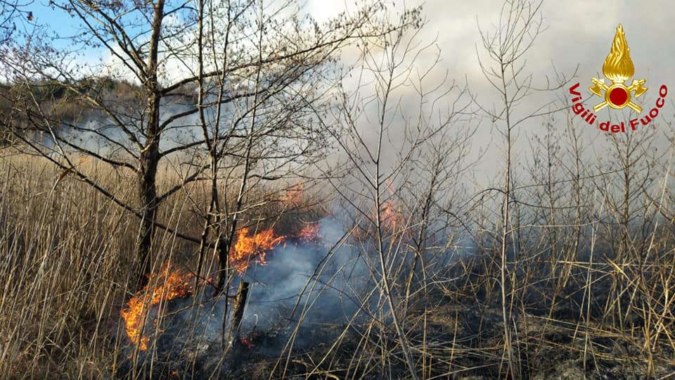 Incendio devastante al Musiné, paura per gli abitanti e case evacuate