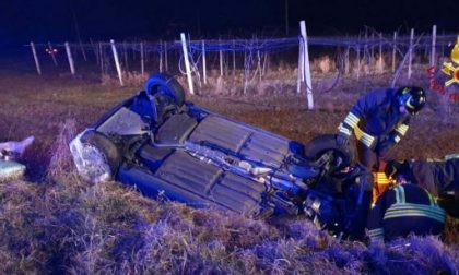 Auto esce fuori strada e si ribalta a Moncrivello