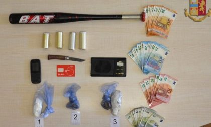 Spacciatore colpisce gli agenti con una mazza da baseball